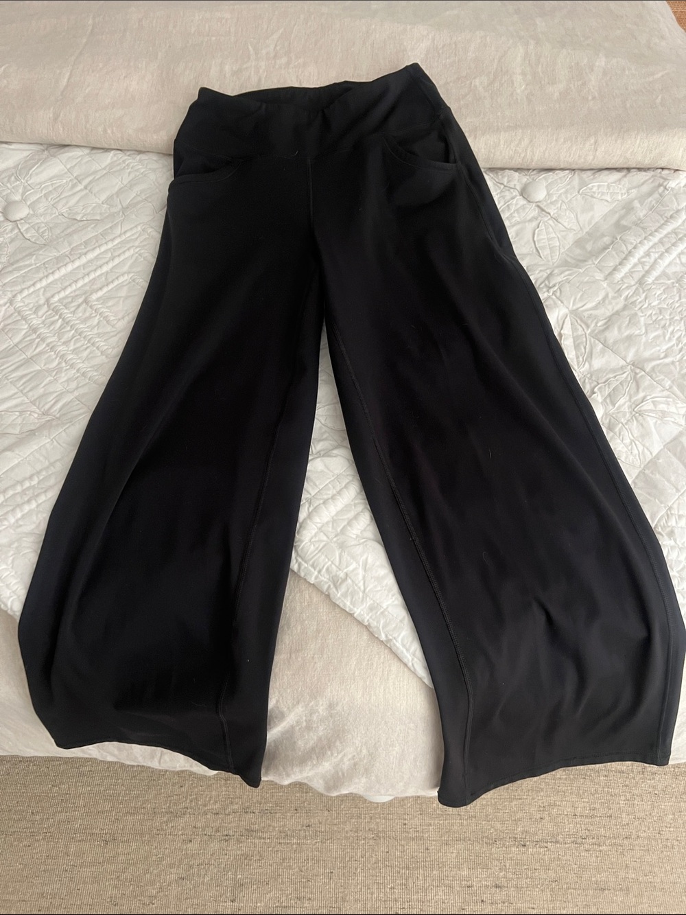 Black Wide-Leg Pull-On Pants with Flowing Silhouette